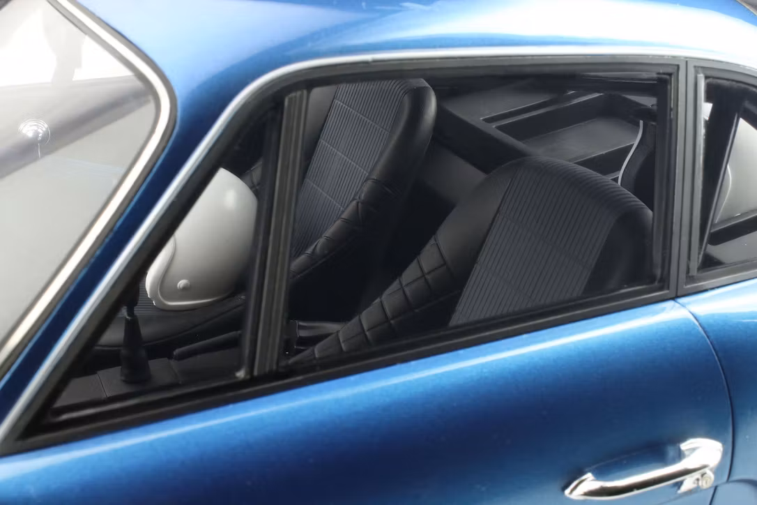 Skala 1/8 Alpine A110 1800 GR 4 incl. Show case. Alpine Blue fr GT-Spirit