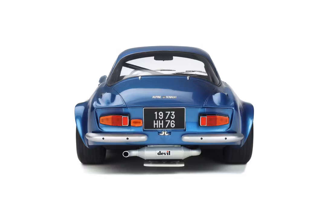 Skala 1/8 Alpine A110 1800 GR 4 incl. Show case. Alpine Blue fr GT-Spirit