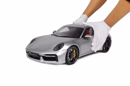 Skala 1/8 Porsche 911 (992.1) Turbo S, Silver metallic incl. Show case. fr GT-Spirit
