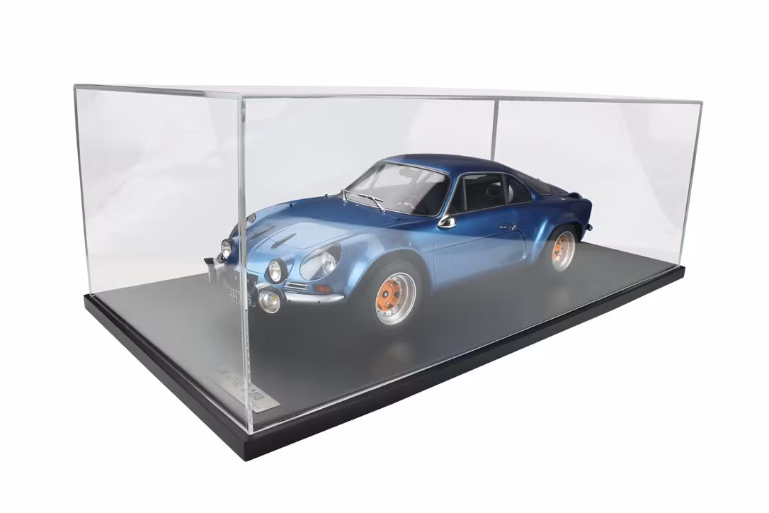 Skala 1/8 Alpine A110 1800 GR 4 incl. Show case. Alpine Blue fr GT-Spirit