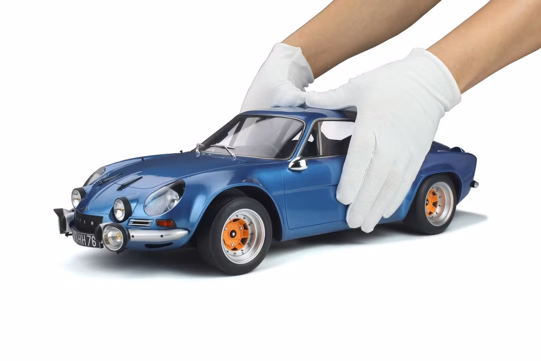 Skala 1/8 Alpine A110 1800 GR 4 incl. Show case. Alpine Blue fr GT-Spirit