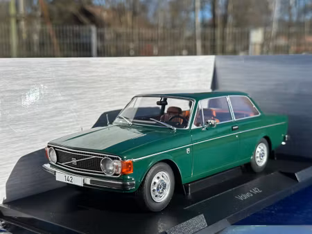 Skala 1/18 Volvo 142, grön, 1973 fr MCG/Model Car Group