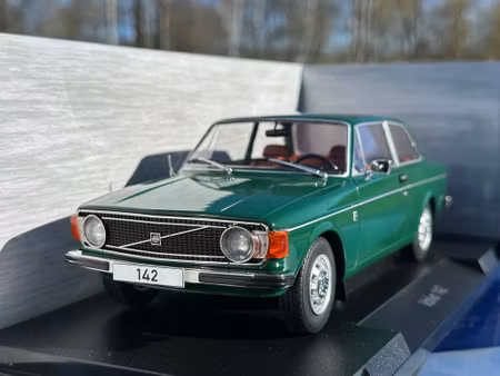 Skala 1/18 Volvo 142, grön, 1973 fr MCG/Model Car Group