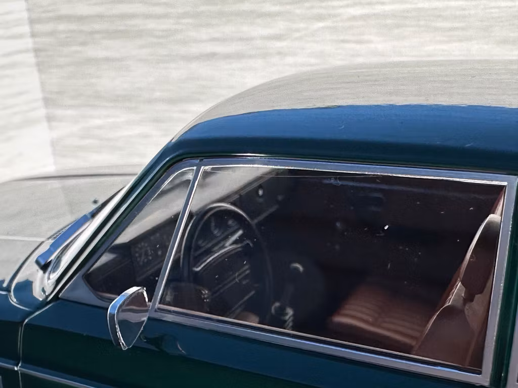 Skala 1/18 Volvo 142, grön, 1973 fr MCG/Model Car Group