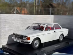 Skala 1/18 Volvo 142, White, 1973 fr MCG/Model Car Group