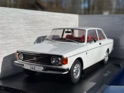 Skala 1/18 Volvo 142, White, 1973 fr MCG/Model Car Group