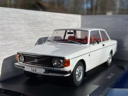 Skala 1/18 Volvo 142, White, 1973 fr MCG/Model Car Group