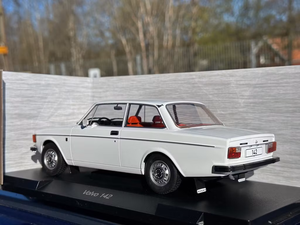 Skala 1/18 Volvo 142, White, 1973 fr MCG/Model Car Group