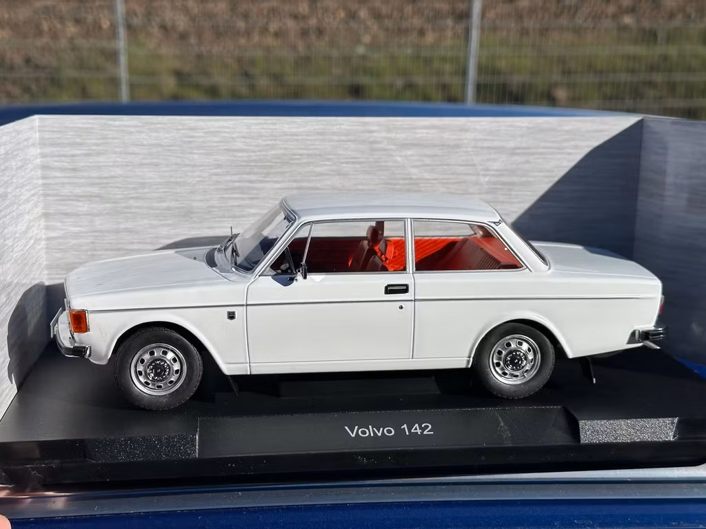 Skala 1/18 Volvo 142, White, 1973 fr MCG/Model Car Group