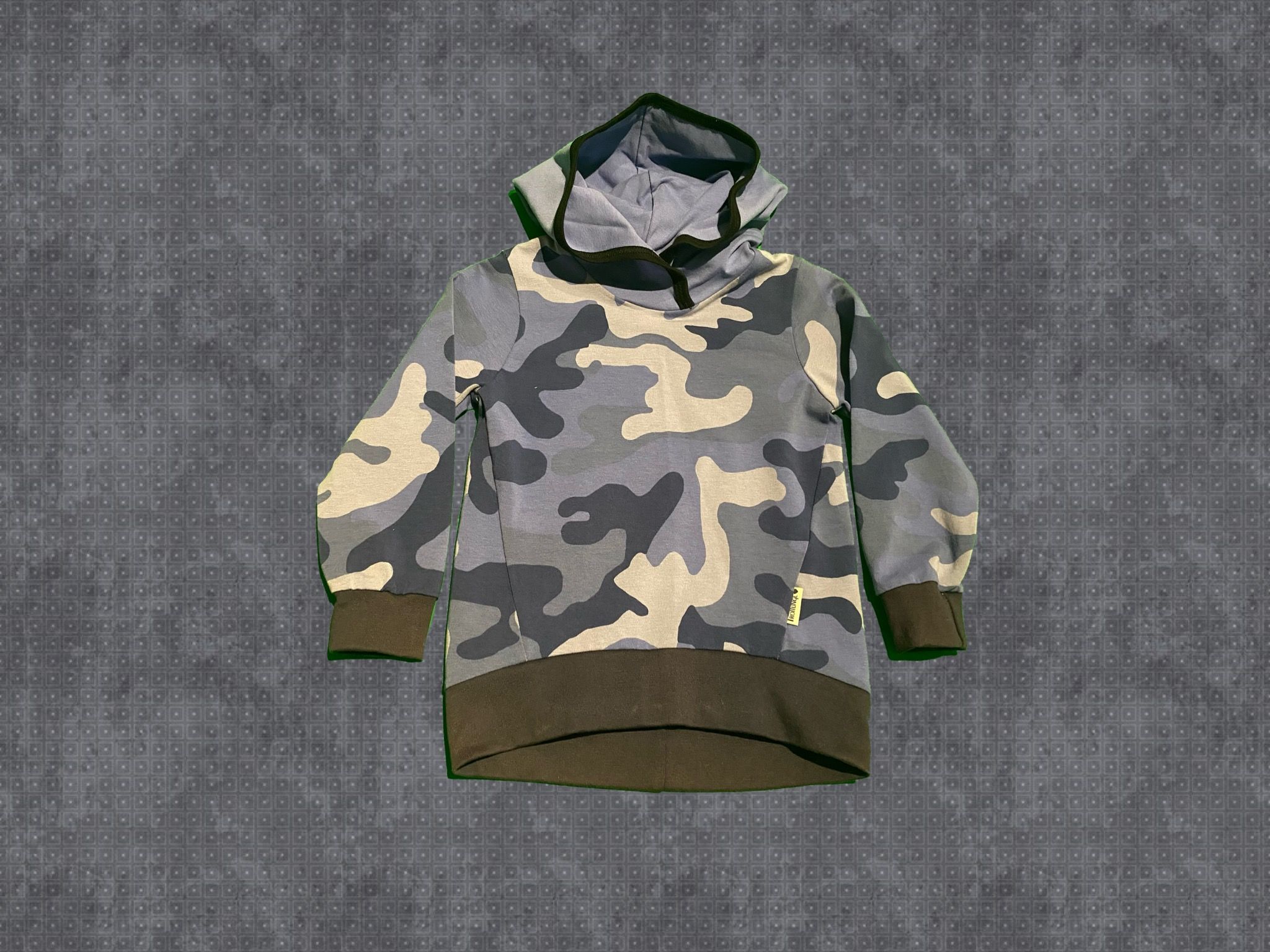 Luvtröja blå Camouflage med enfärgad luva. Stl 104