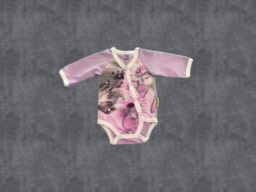 Prematur-body i lila med blomma, enfärgade armar. Byxor ingår. Stl 44/46
