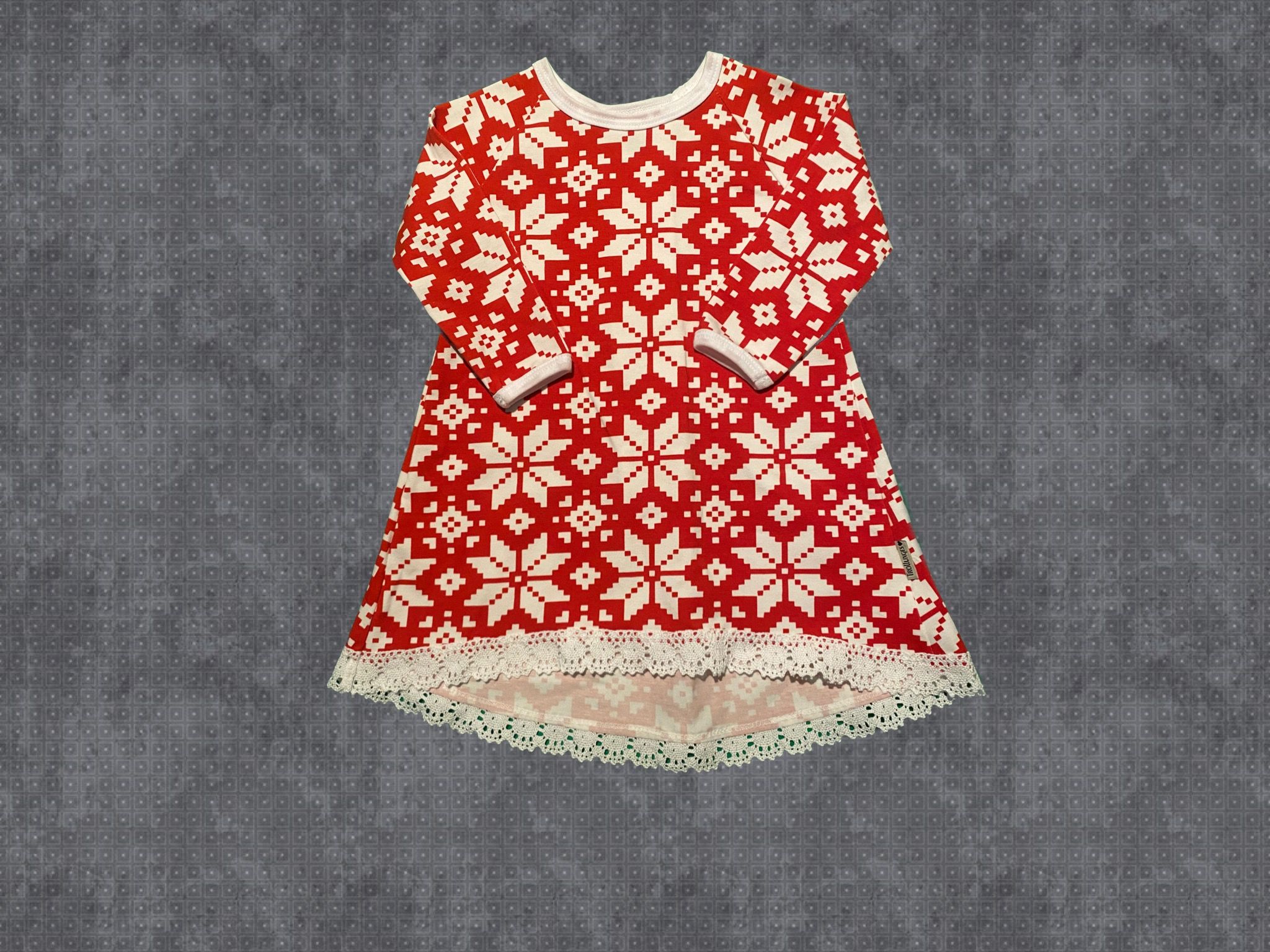 Klänning med veck bak. Röd med vit julblomma.