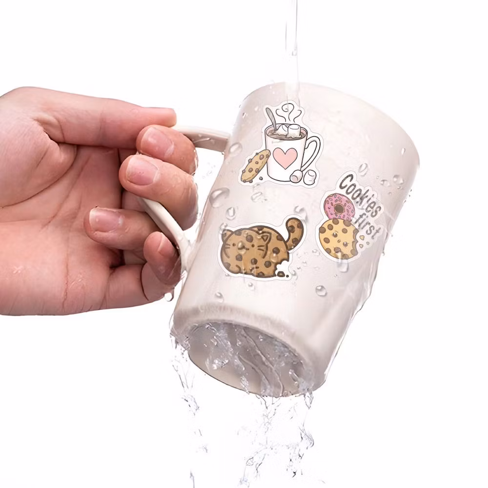 Klistermärke till barn med cookies motiv på en mugg