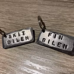 Paketpris: Skitbilen och finbilen.
