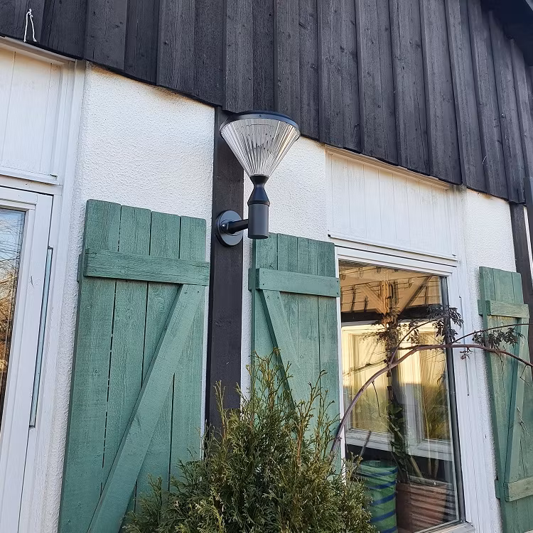 Solcellslampa utomhus vägghängd 6