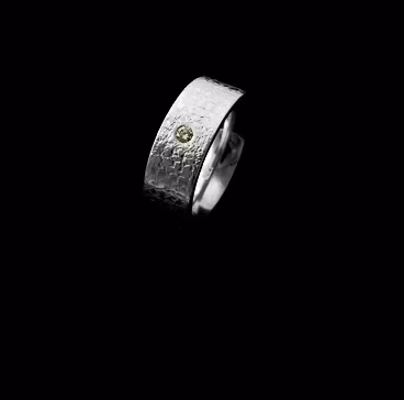 Tyra diamantring i silver med en vacker briljantslipad solgul diamant. Unika silverringar från Alv Design