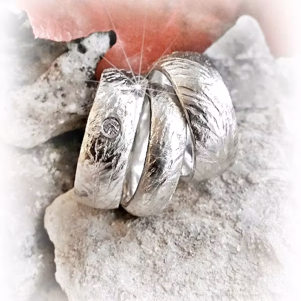 vig diamantring i silver. Handgjord silverring med vit diamant. Handskulpterade grenar slingrar runt den blanka ringen. Unika ringar från Alv Design