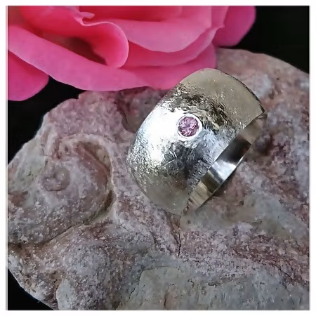 FRÖKEN ROSA SAFIR safirring – en silverring med unik design och rustik elegans.