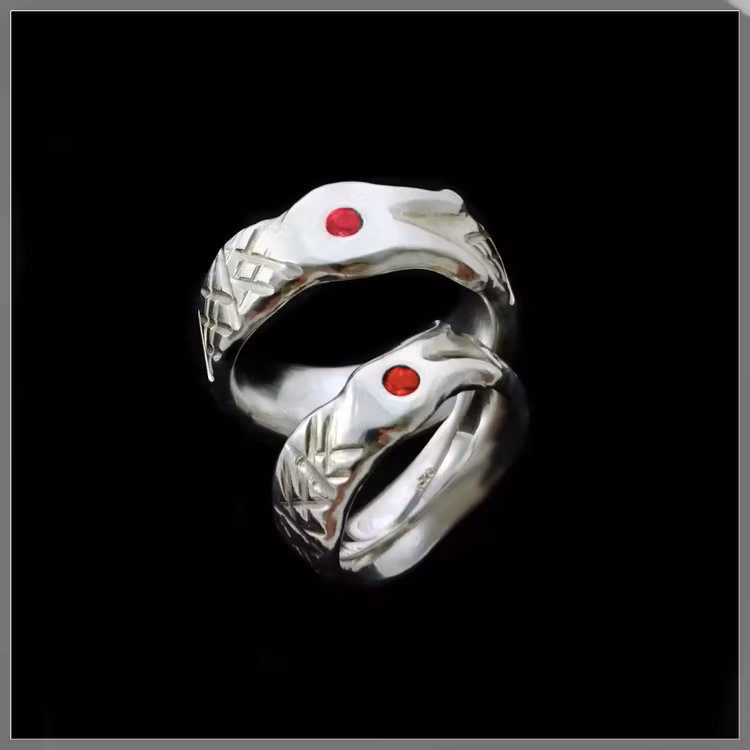 Midgårdsormen handgjord silverring med en mönstrad yta samt ett skulpterat ormhuvud i fornnordisk stil. Unika ringar från Alv Design