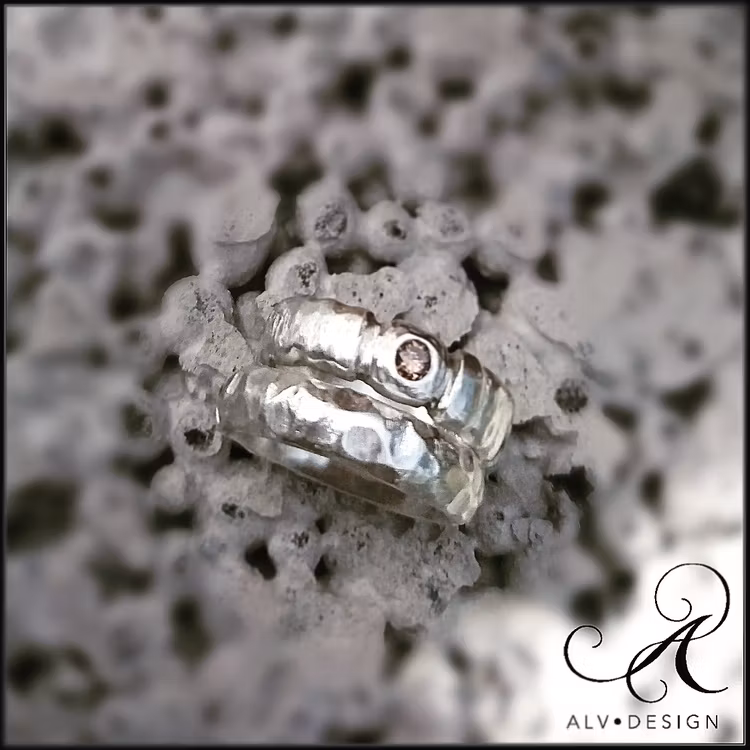 Esther W diamantring, skulpterad i sterlingsilver med en naturligt champagnefärgad diamant. Unika ringar från Alv Design