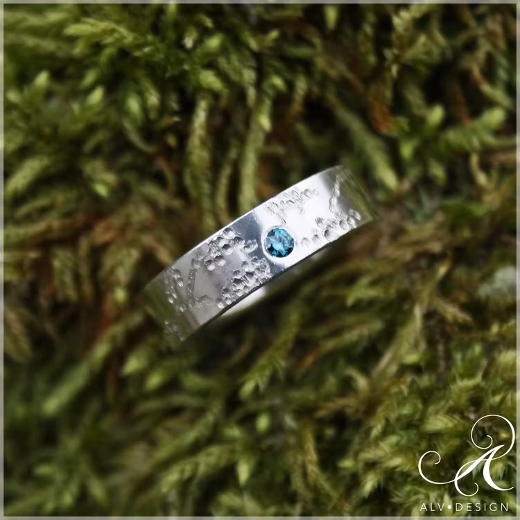 Druva diamantring i silver. Handgjord silverring med vackra sirliga vinrankor med en cherryfärgad diamant