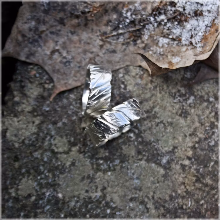 Blad silverring med ett handskulpterat bladmönster. Handgjorda ringar feån Alv Design