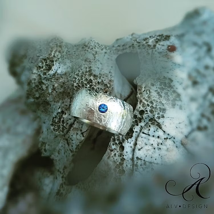 Marmor safirring i silver. Rustik, bred silverring med marmorerad yta samt blå safir. Unika ringar från Alv Design