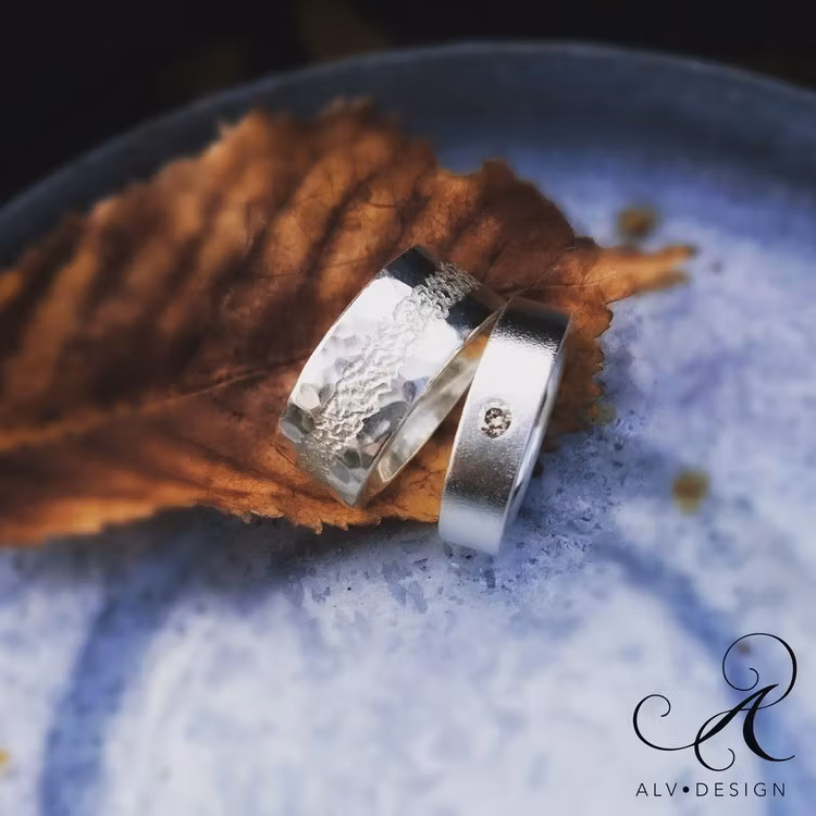 Isolde diamantring och Regin. Handgjorda silverringar från Alv Design