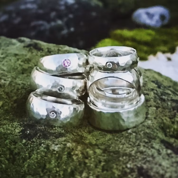Ivalde silverringar. Handgjord silverring med blank hamrad rundad yta i klassisk nordisk stil från Alv Design