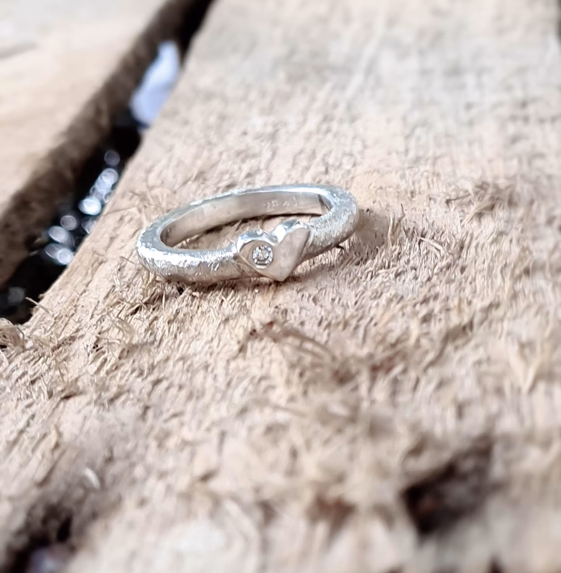 Amor unik diamantring i silver. Handgjord med ett blankt skulpterat hjärta. Ring från Alv Design