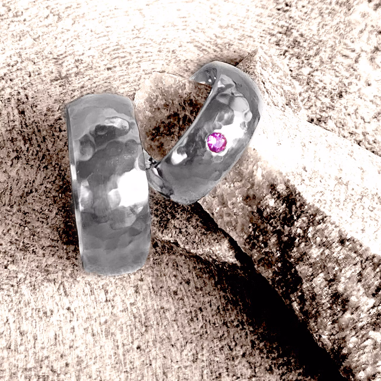 Ivalde silverring med safir. Handarbetad klassisk blank hamrad yta med rosa Safir, 0,12 c. Silverring från Alv Designarat