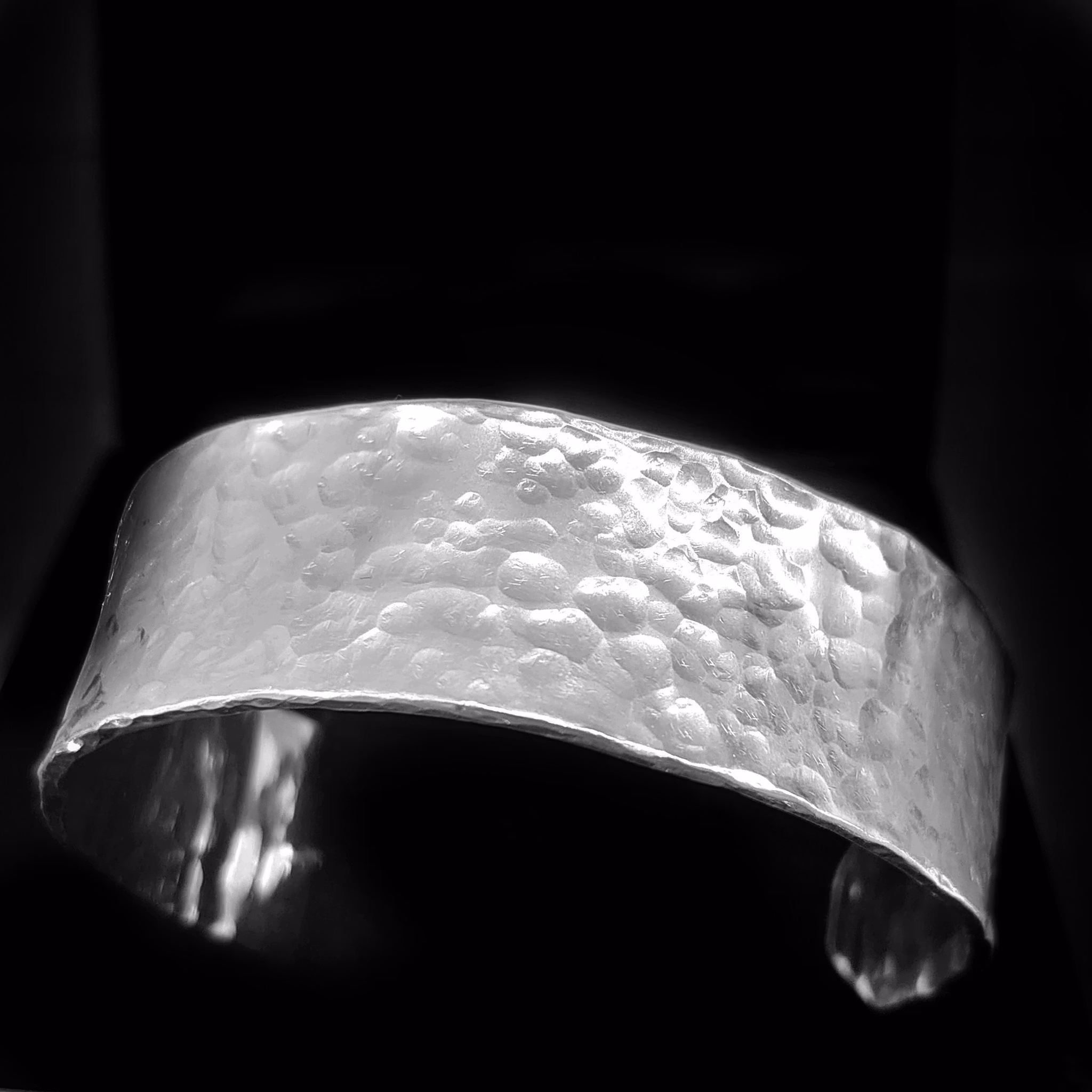 Ivalde armband i silver. Rustik med klassiskt hamrad yta. Handgjorda smycken från Alv Design