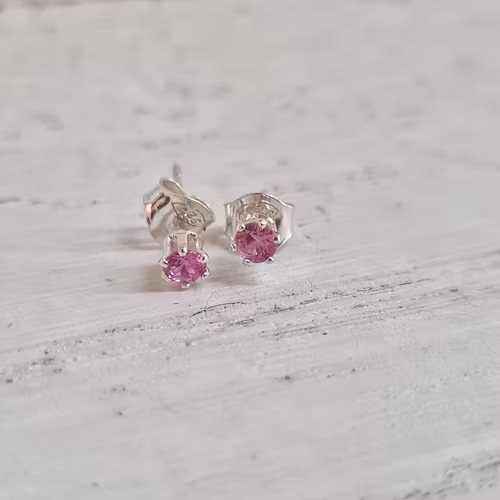 FRÖKEN ROSA SAFIR silverörhängen