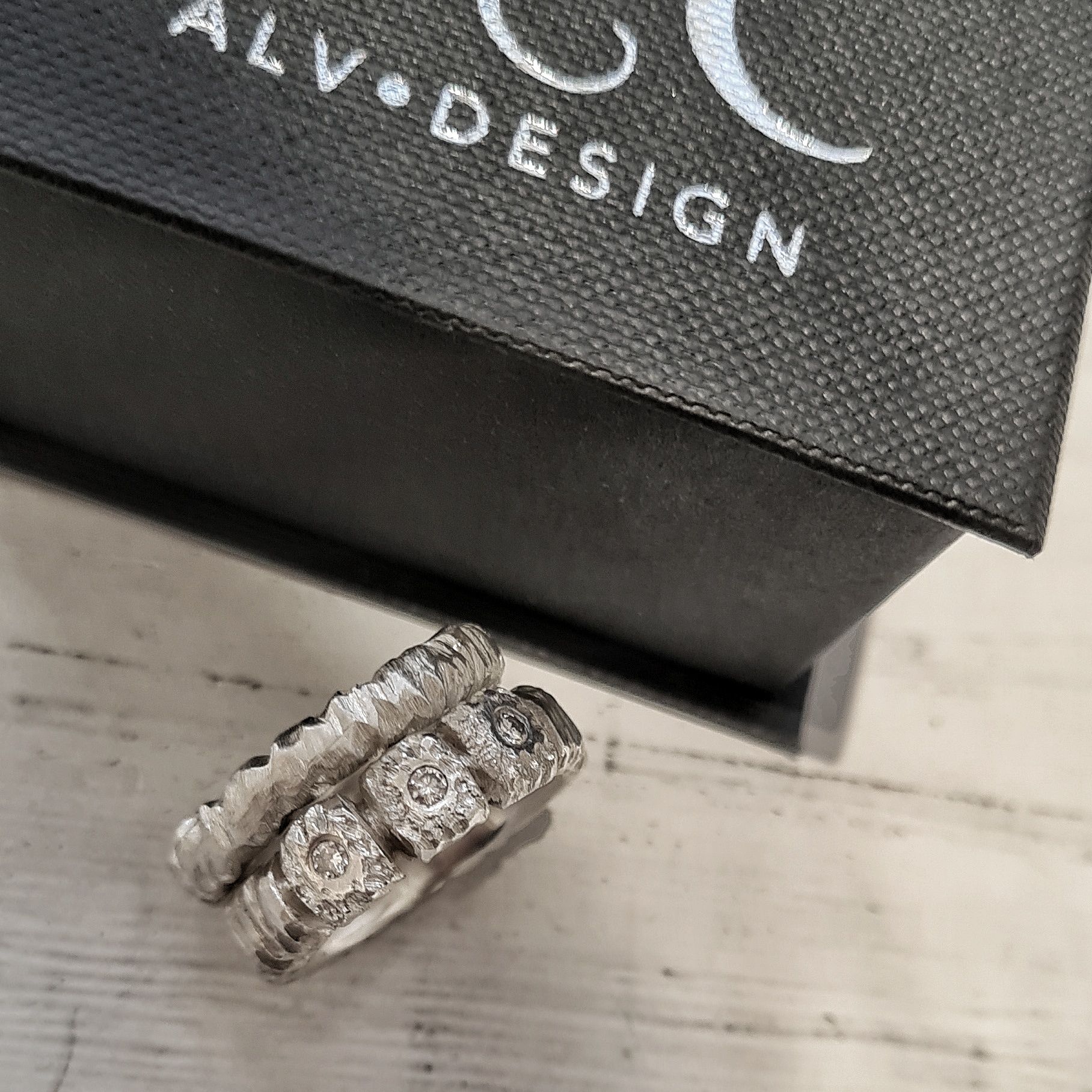 Flora diamantring i silver och Alva silverring. Handgjorda ringar i silver från Alv Design