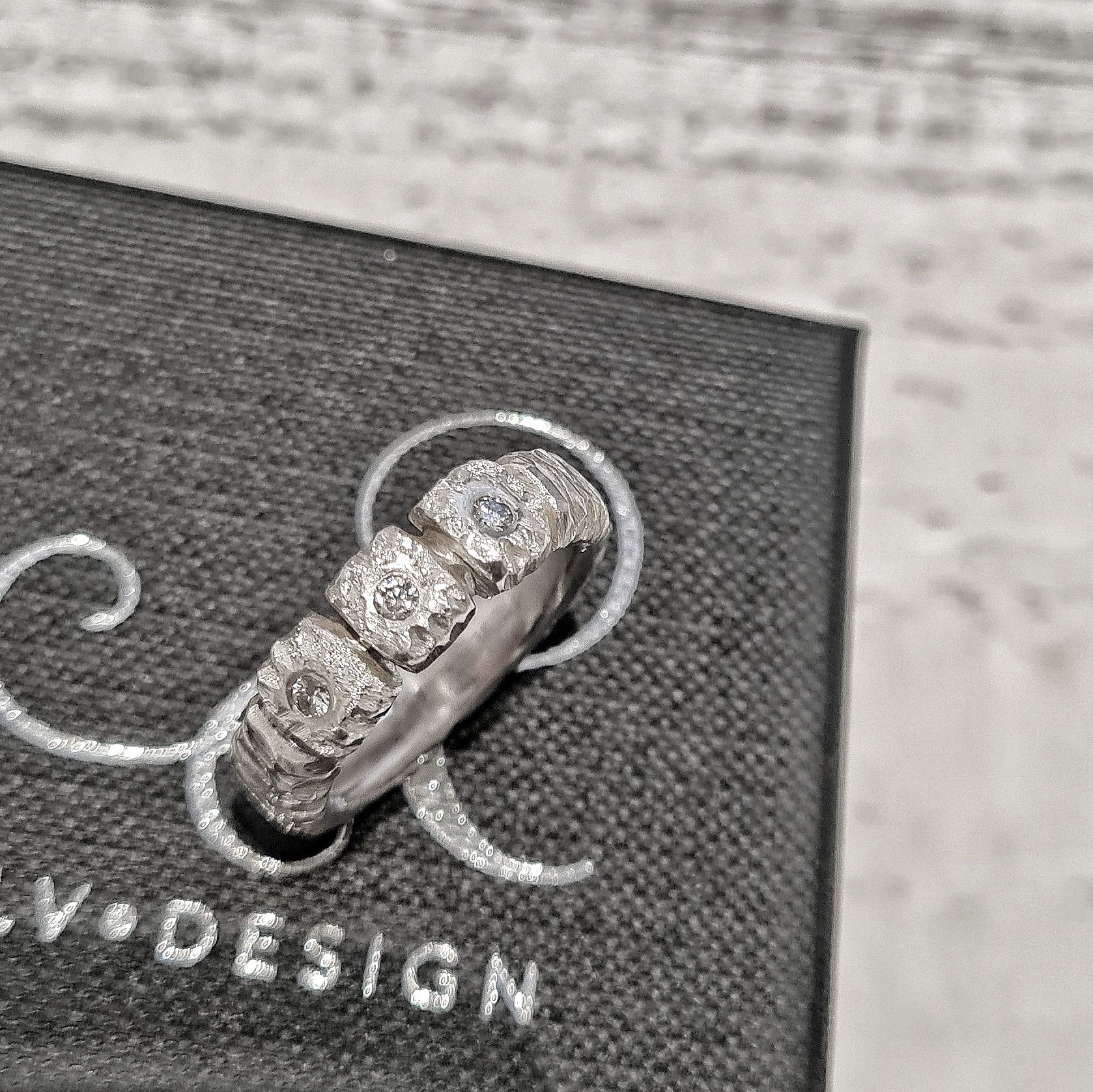Flora silverring är handgjord med ett unikt mönster med tre diamanter. Diamantring från Alv Design