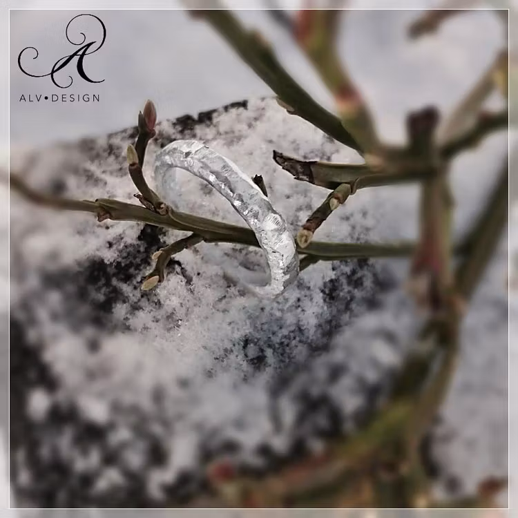 Alva silverring. Rustik och sober ring. Handgjord med naturens former som förebild. Ring från Alv Design