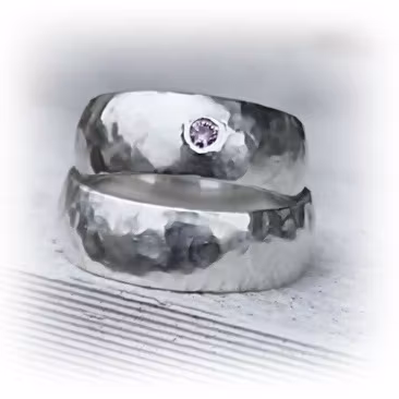 Ivalde silverring med safir. Handarbetad klassisk blank hamrad yta med rosa Safir, 0,12 carat. Unika ringar från Alv Design