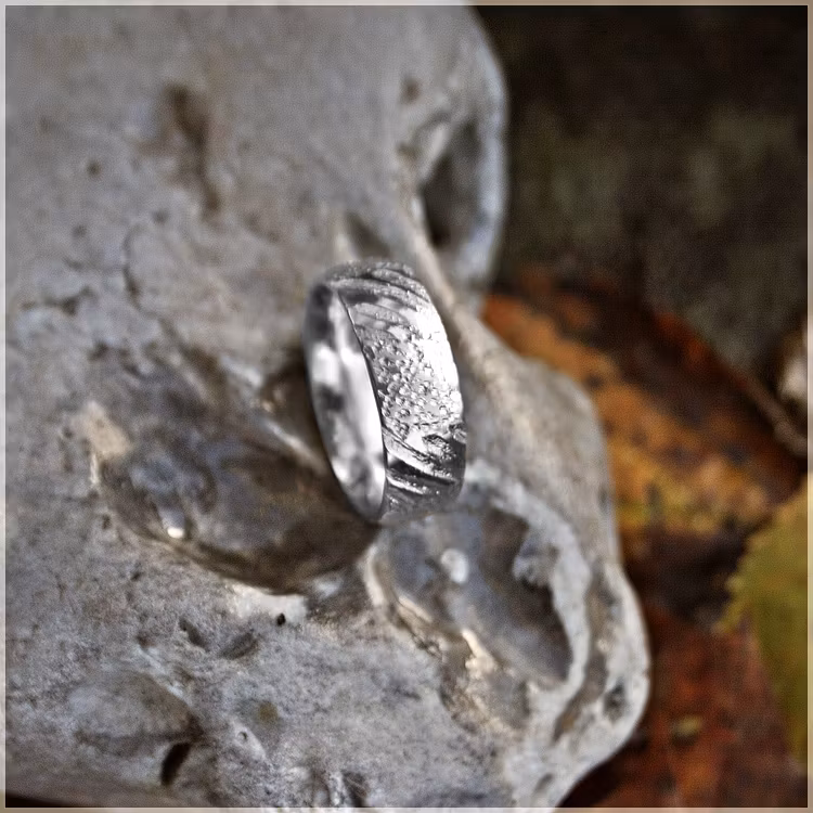 Arwen silverring. Vacker handgjord silverring med ett unikt mönster, mystik och skönhet. Unika silverringar från Alv Design i ett