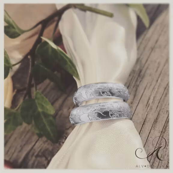 Murgröna silverring. Vacker ring i silver med en handgraverad slingrande murgröna på en blank yta. Unika silverringar från Alv Design