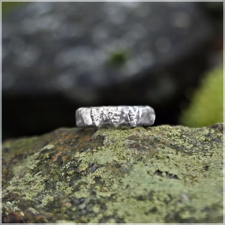 Tre hjärtan En unik silverring med tre handskulpterade hjärtan. Silverringar från Alv Design