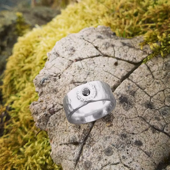 Dam i svart, diamantring. En vackert skulpterad silverring med en unik rustik design och med svart diamant. Unika silverringar från Alv Design