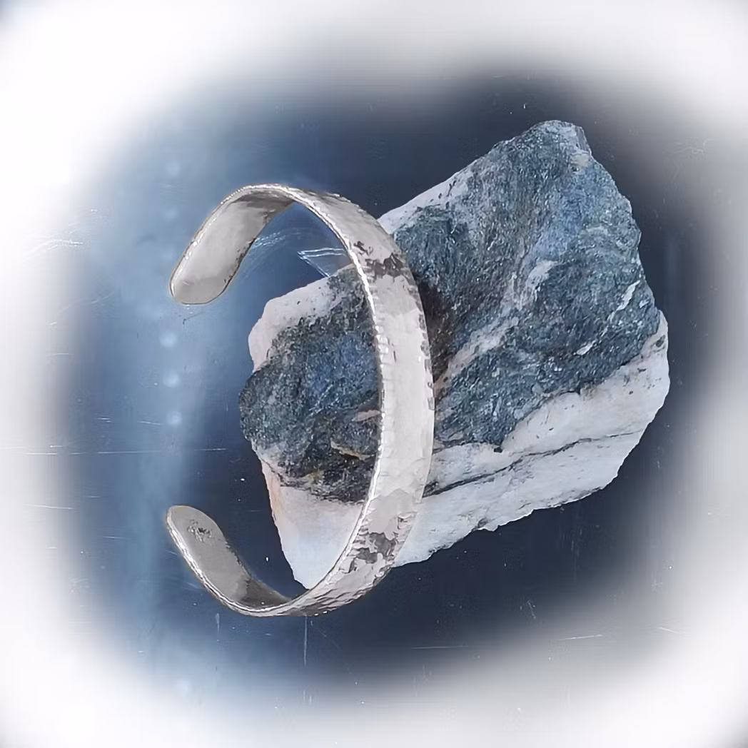 Skjold Rustikt och elegant armband i 925 sterlingsilver. Handgjorda smycken från Alv Design