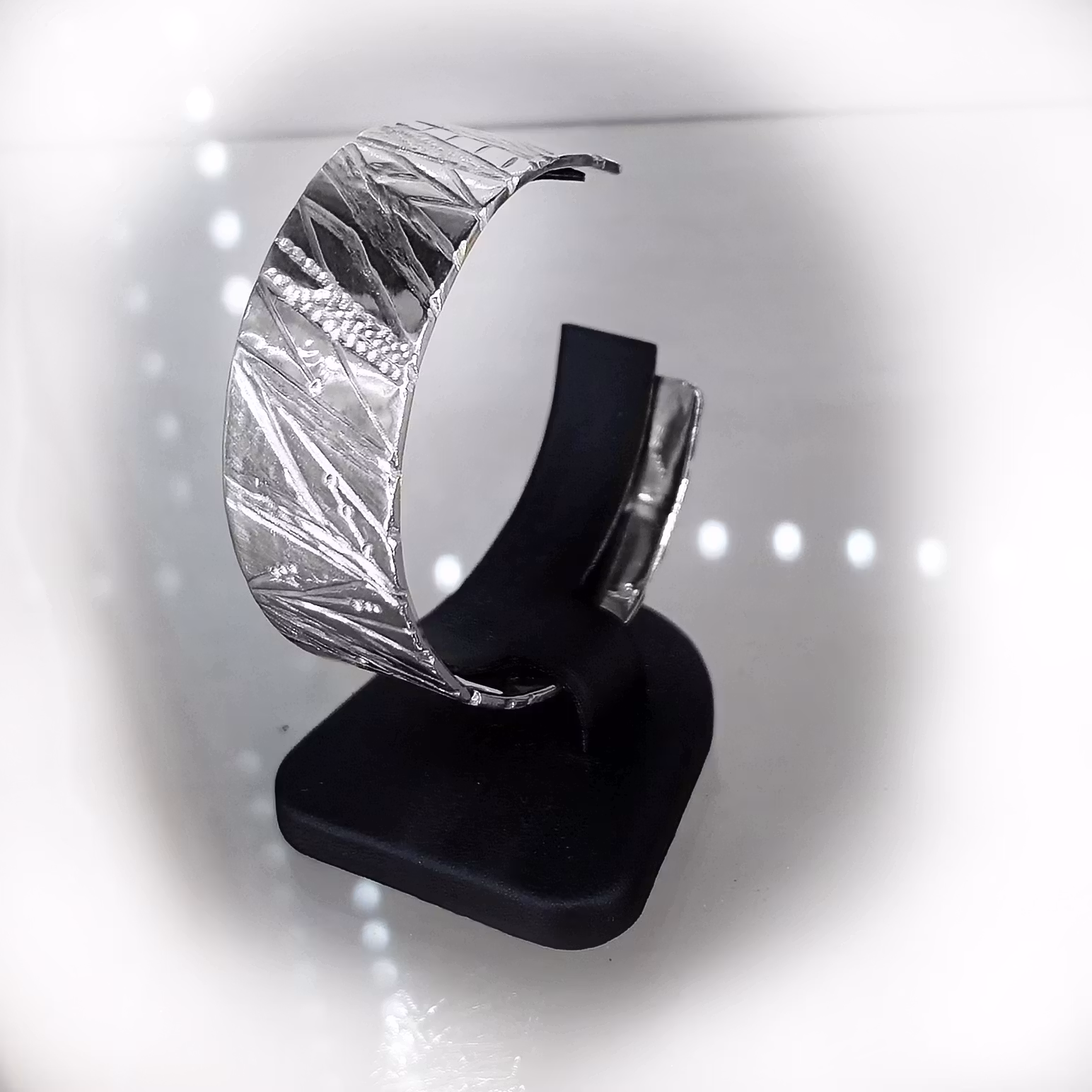 Natur armband i silver. Handgjort med ett unikt naturmönster. Silversmycke från Alv Design