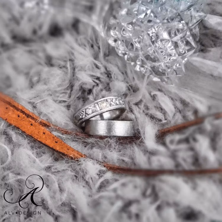 Malva silverring med champagnefärgad diamant. Unik handgjord ring från Alv Design
