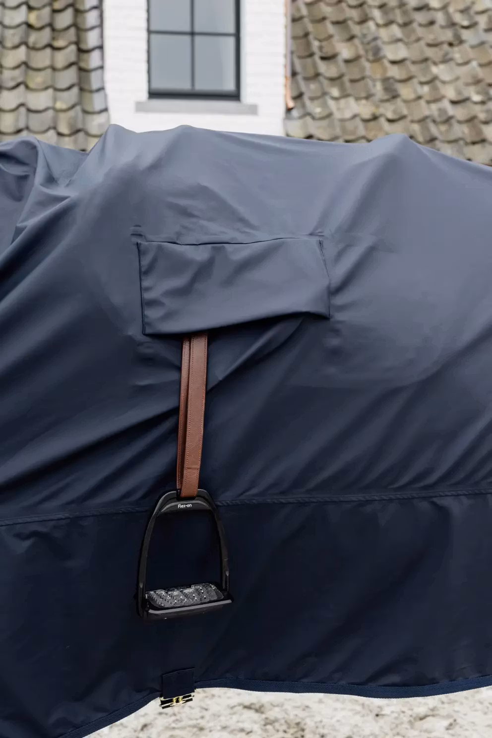 Kentucky Horse Raincoat Hurricane med hål för stigbyglarna