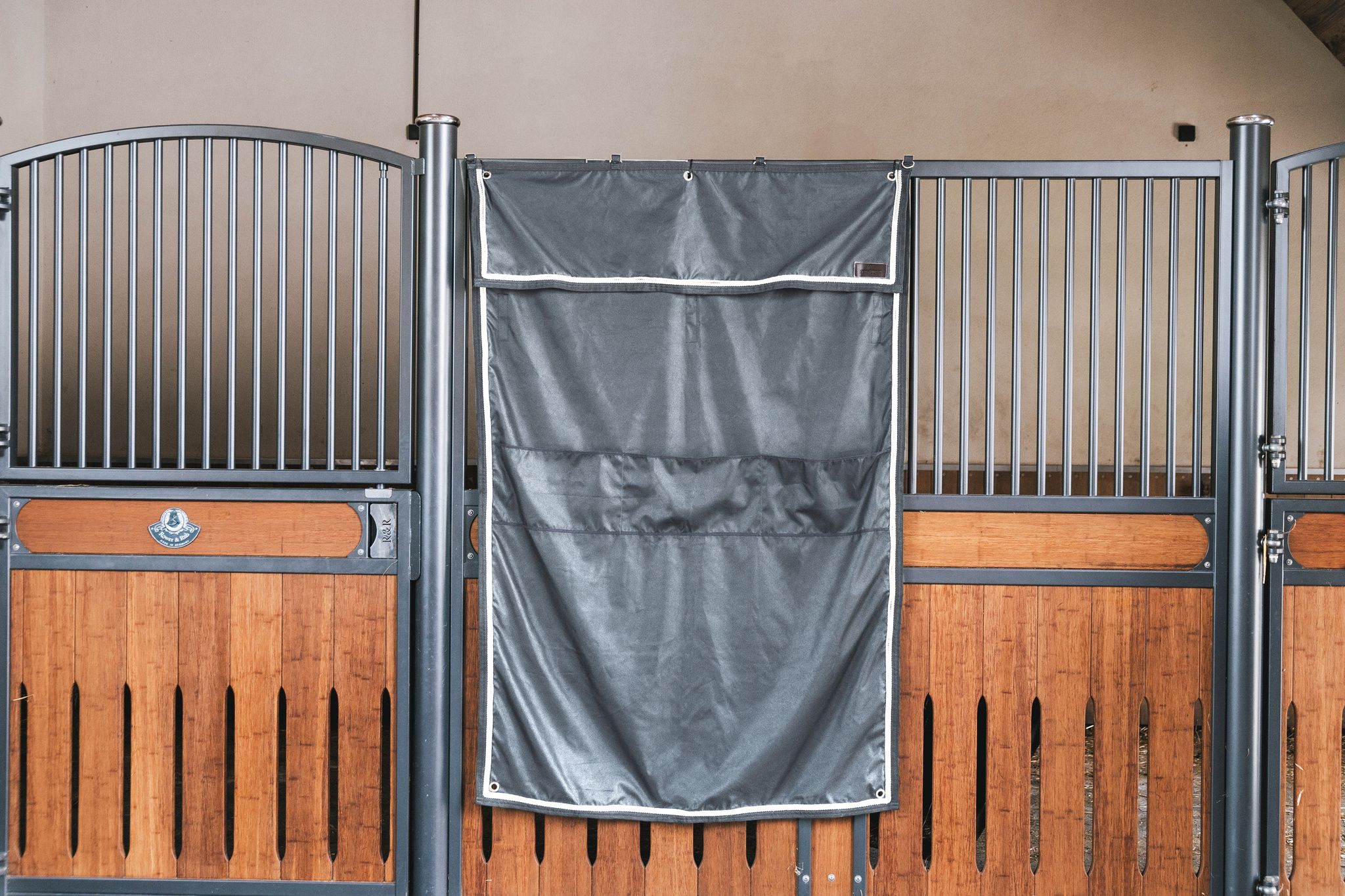 Kentucky Horsewear Stable Curtain Classic with pockets