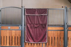 Kentucky Horsewear Stable Curtain Classic with pockets