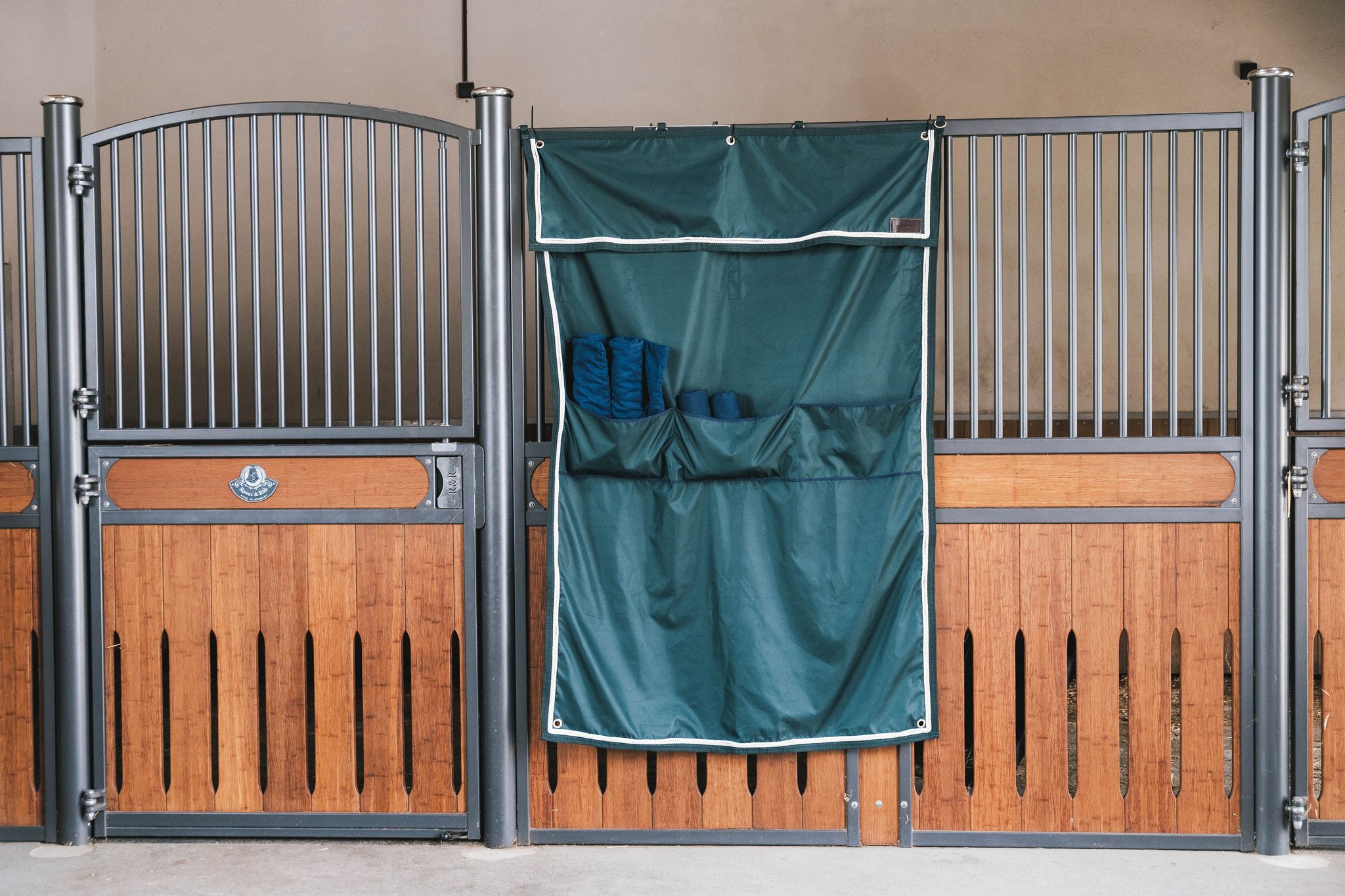 Kentucky Horsewear Stable Curtain Classic with pockets