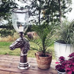Ljuslykta med glas och hästhuvud