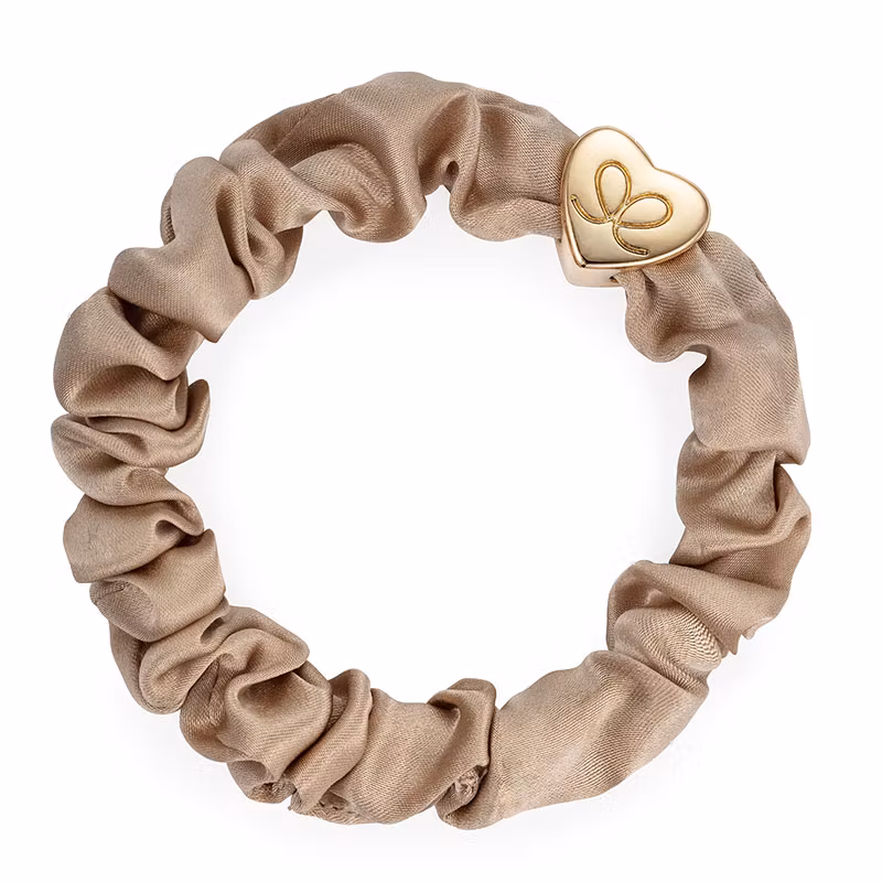 byEloise Scrunchie Silke Sand med Guldhjärta